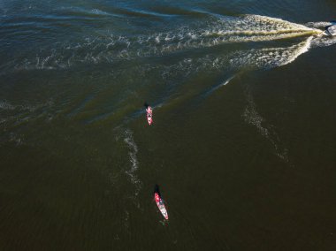 Dinyeper nehrinin yeşil sularında kayık. Hava aracı görünümü.
