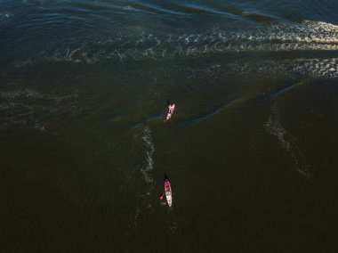 Dinyeper nehrinin yeşil sularında kayık. Hava aracı görünümü.