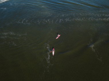 Dinyeper nehrinin yeşil sularında kayık. Hava aracı görünümü.