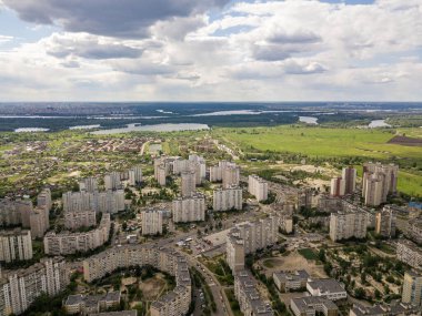 Hava aracı görüntüsü. Kiev şehrinin kenar mahalleleri.