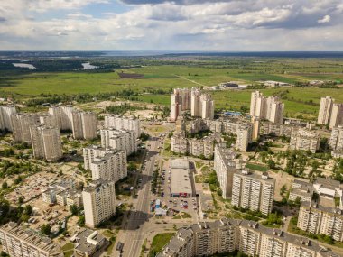 Hava aracı görüntüsü. Kiev şehrinin kenar mahalleleri.
