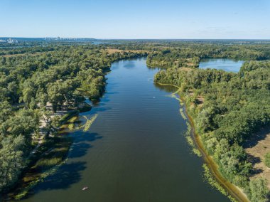 Güneşli bir yaz gününde Dinyeper nehrinin yeşil kıyısında. Hava aracı görünümü.