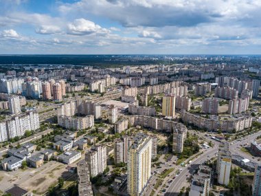 Hava aracı görüntüsü. Kiev şehrinin kenar mahalleleri.