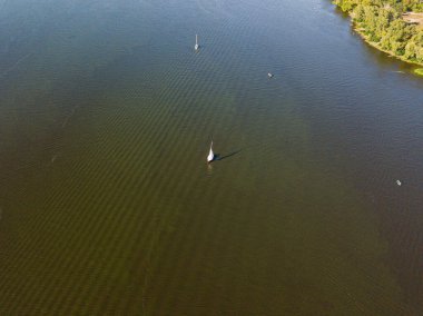 Dinyeper nehrinde tekneler ve yatlar. Hava aracı görüntüsü, güneşli yaz günü.
