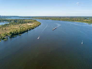 Hava aracı görüntüsü. Kiev 'deki Dinyeper Nehri' ndeki gemi..