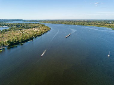 Hava aracı görüntüsü. Kiev 'deki Dinyeper Nehri' ndeki gemi..