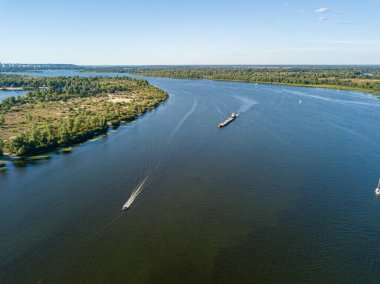Hava aracı görüntüsü. Kiev 'deki Dinyeper Nehri' ndeki gemi..
