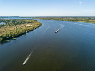 Hava aracı görüntüsü. Kiev 'deki Dinyeper Nehri' ndeki gemi..