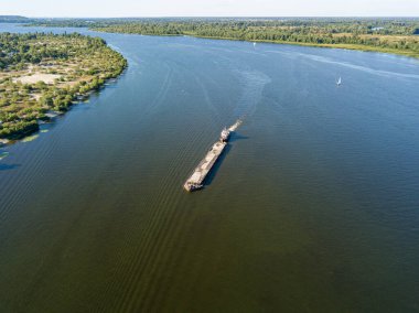 Hava aracı görüntüsü. Mavna Dinyeper Nehri boyunca yelken açar..