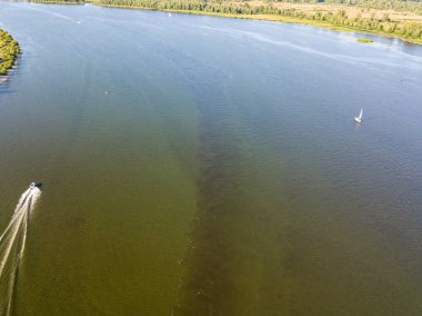 Hava aracı görüntüsü. Nehirde açmakta olan alglerde bir teknenin izleri..