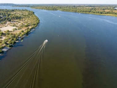 Hava aracı görüntüsü. Kiev 'deki Dinyeper nehrindeki motorlu tekne..
