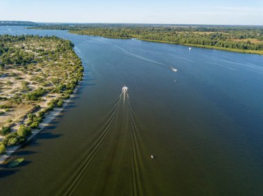 Hava aracı görüntüsü. Kiev 'deki Dinyeper nehrindeki motorlu tekne..