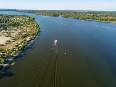 Hava aracı görüntüsü. Kiev 'deki Dinyeper nehrindeki motorlu tekne..