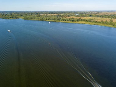 Hava aracı görüntüsü. Sudaki bir motorlu tekneden dalgalar.