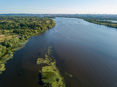Kiev 'deki Dinyeper nehrindeki yeşil suyun hava aracı görüntüsü..