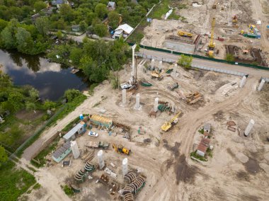 Hava görüntüsü. Kiev 'de inşaat halindeki köprü.