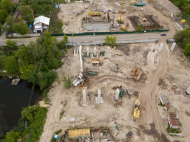 Hava görüntüsü. Kiev 'de inşaat halindeki köprü.