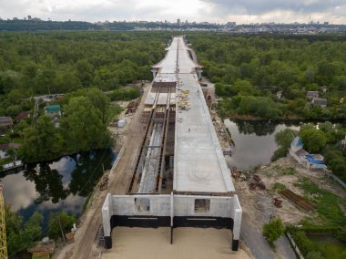 Hava görüntüsü. Kiev 'de inşaat halindeki köprü.