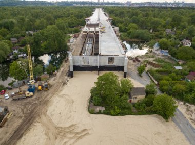 Hava görüntüsü. Kiev 'de inşaat halindeki köprü.