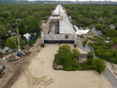 Hava görüntüsü. Kiev 'de inşaat halindeki köprü.