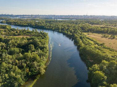 Kiev 'deki Dinyeper nehrinin panoramik manzarası. Güneşli açık bir gün. Hava aracı görünümü.