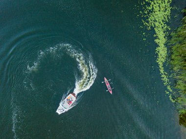 Hava aracı görüntüsü. Nehrin mavi sularında sürat teknesi.