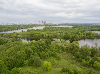 Kiev 'deki Dinyeper Nehri' nin insansız hava aracı görüntüsü.