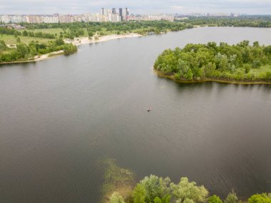 Kiev 'deki Dinyeper Nehri' nin insansız hava aracı görüntüsü.