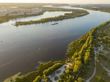 Hava aracı görüntüsü. Akşam Kiev 'deki Dinyeper Nehri kıyısında batan güneşin altında.
