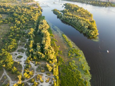 Hava aracı görüntüsü. Akşam Kiev 'deki Dinyeper Nehri kıyısında batan güneşin altında.