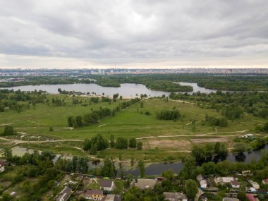 Hava aracı görüntüsü. Kiev 'deki şehir gölü