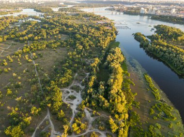 Hava aracı görüntüsü. Akşam Kiev 'deki Dinyeper Nehri kıyısında batan güneşin altında.