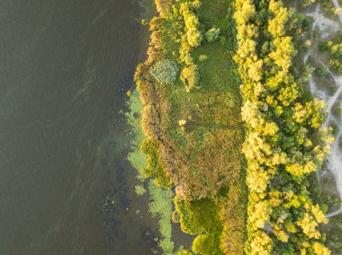 Hava aracı görüntüsü. Akşam Kiev 'deki Dinyeper Nehri kıyısında batan güneşin altında.