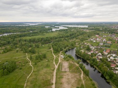 Hava aracı görüntüsü. Kiev şehrinin kenar mahalleleri.