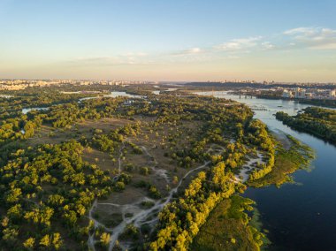 Hava aracı görüntüsü. Akşam Kiev 'deki Dinyeper Nehri kıyısında batan güneşin altında.