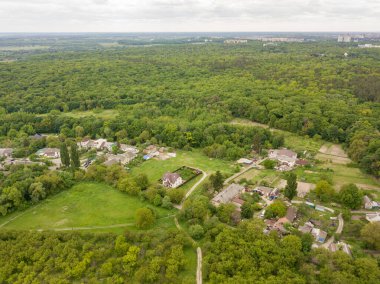 Hava aracı görüntüsü. Kiev ormanındaki binalar.