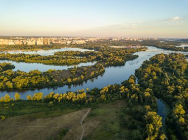 Hava aracı görüntüsü. Akşam Kiev 'deki Dinyeper Nehri kıyısında batan güneşin altında.