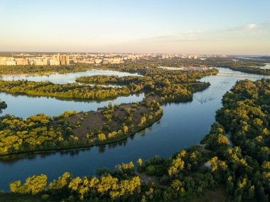 Hava aracı görüntüsü. Akşam Kiev 'deki Dinyeper Nehri kıyısında batan güneşin altında.