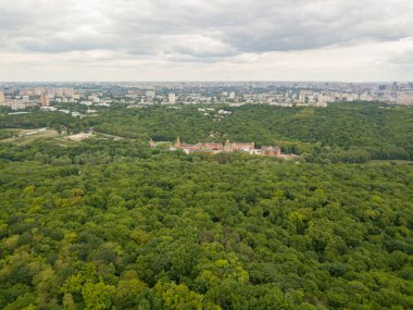 Hava aracı görüntüsü. Kiev ormanındaki binalar.