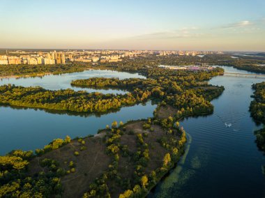 Hava aracı görüntüsü. Akşam Kiev 'deki Dinyeper Nehri kıyısında batan güneşin altında.