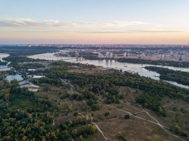 Hava görüntüsü. Dinyeper nehri ve Kiev şehri alacakaranlıkta..