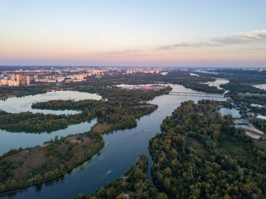 Hava görüntüsü. Dinyeper nehri ve Kiev şehri alacakaranlıkta..