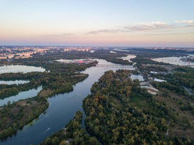 Hava görüntüsü. Dinyeper nehri ve Kiev şehri alacakaranlıkta..
