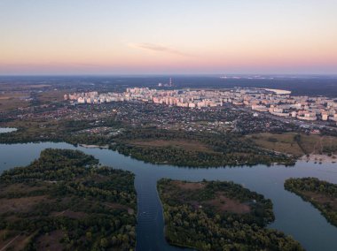 Hava görüntüsü. Dinyeper nehri ve Kiev şehri alacakaranlıkta..