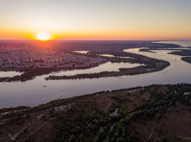 Hava aracı görüntüsü. Dinyeper Nehri ve Kiev şehrinin üzerinde gün batımı.