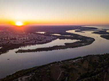 Hava aracı görüntüsü. Dinyeper Nehri ve Kiev şehrinin üzerinde gün batımı.
