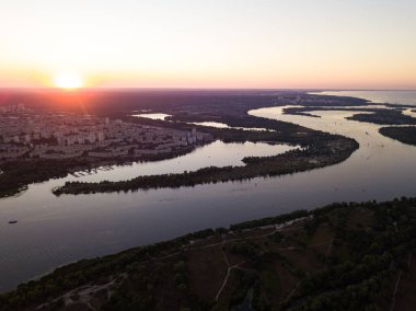 Hava aracı görüntüsü. Dinyeper Nehri ve Kiev şehrinin üzerinde gün batımı.