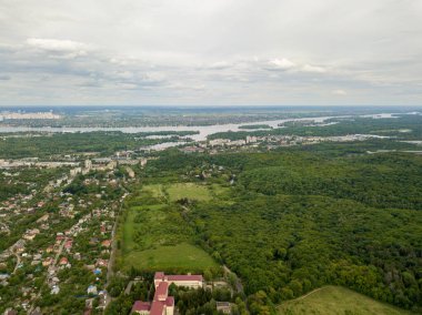 Hava aracı görüntüsü. Yeşil bahar ormanı