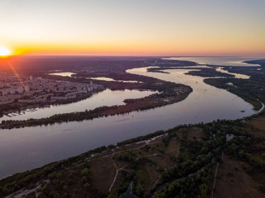 Hava aracı görüntüsü. Dinyeper Nehri ve Kiev şehrinin üzerinde gün batımı.
