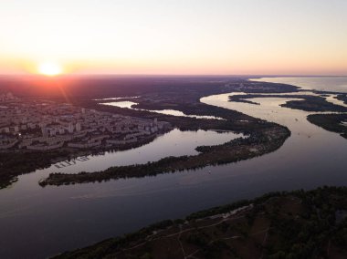 Hava aracı görüntüsü. Dinyeper Nehri ve Kiev şehrinin üzerinde gün batımı.